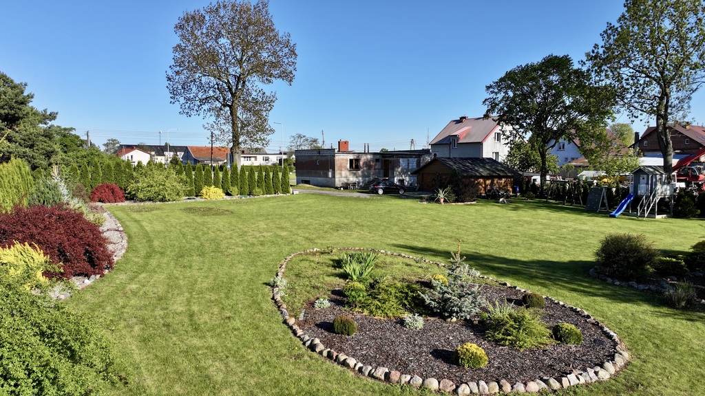 Dom jednorodzinny z garażem na działce 2673 m²
